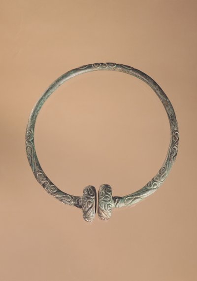 Torque con disegni ternari, V-IV secolo a.C. (bronzo) da Gaulish